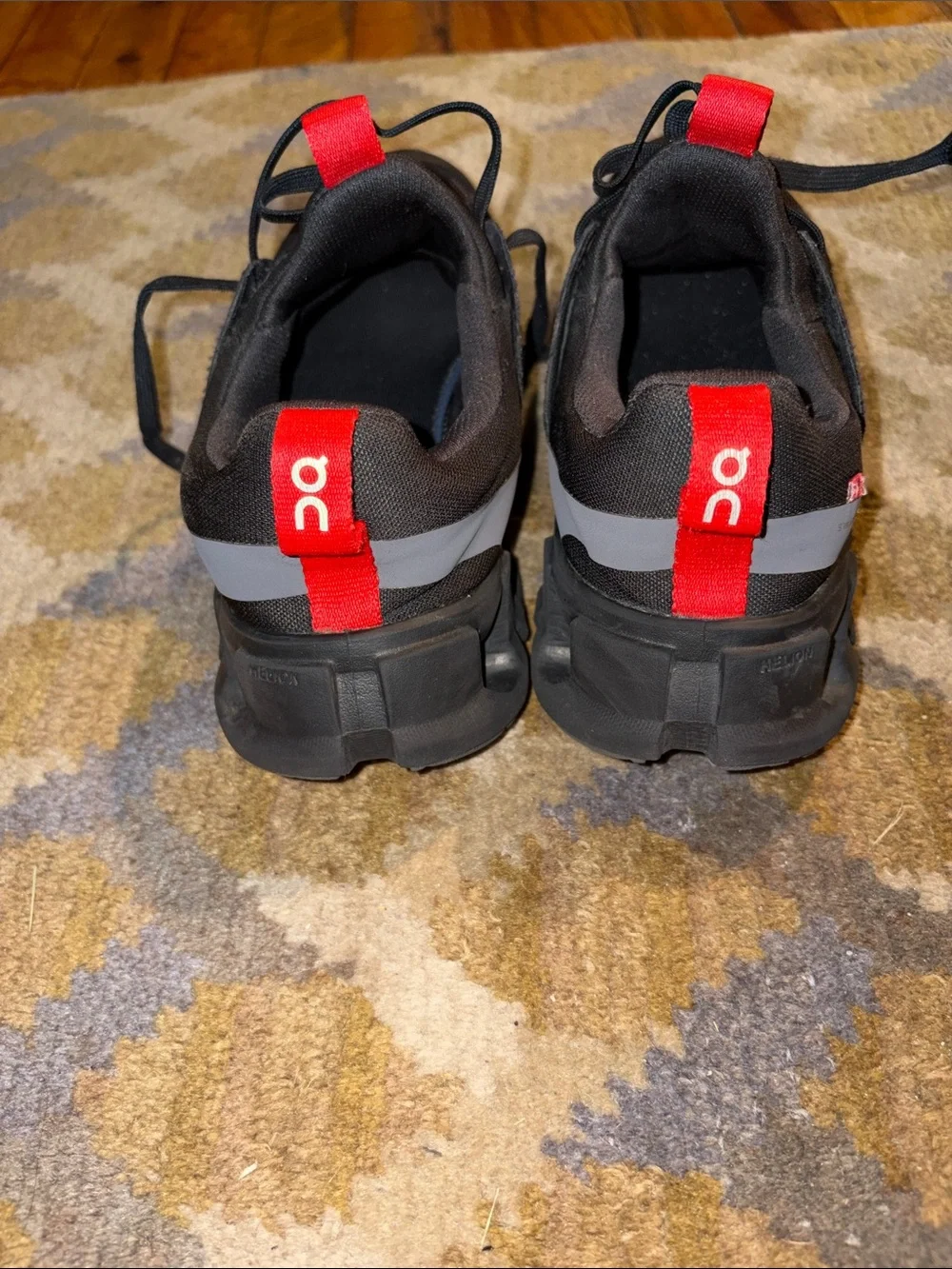 On Running Cloudswift junior Shoe in Dark Gray with Red Pull Tab size 6.5Y